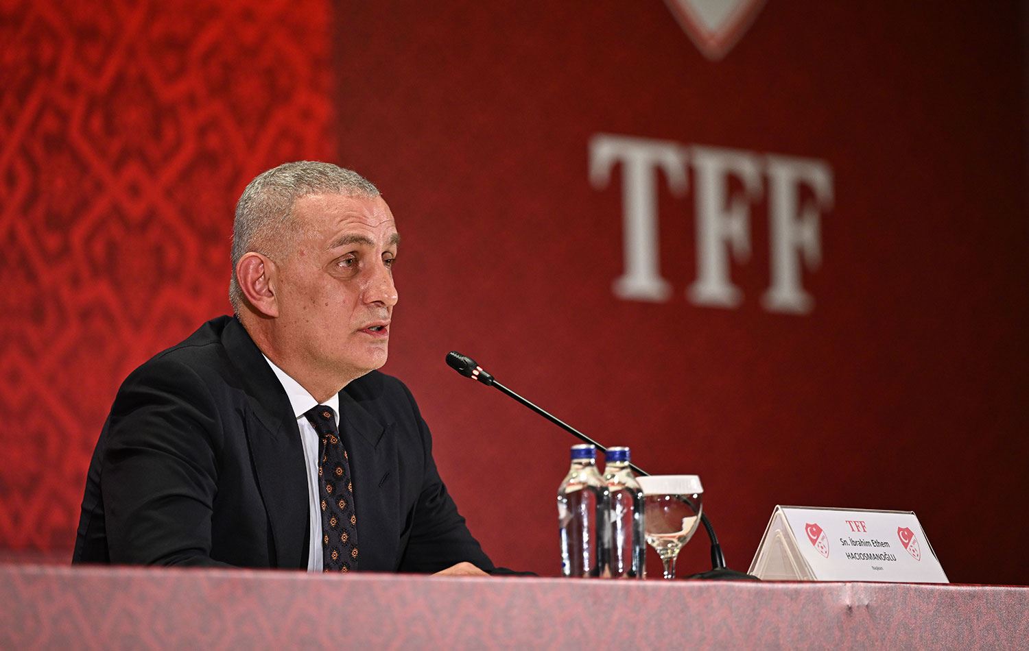 TFF Başkanı İbrahim Hacıosmanoğlu, Riva'da basın toplantısı düzenledi. / AA
