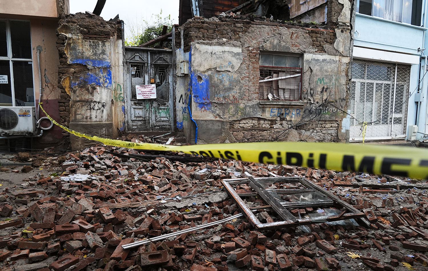 Balıkesir'in Sındırgı ilçesinde saat 22.48'de 6.1 büyüklüğünde deprem meydana geldi. İlçe merkezindeki bazı binalar sarsıntıyla yıkıldı. / AA
