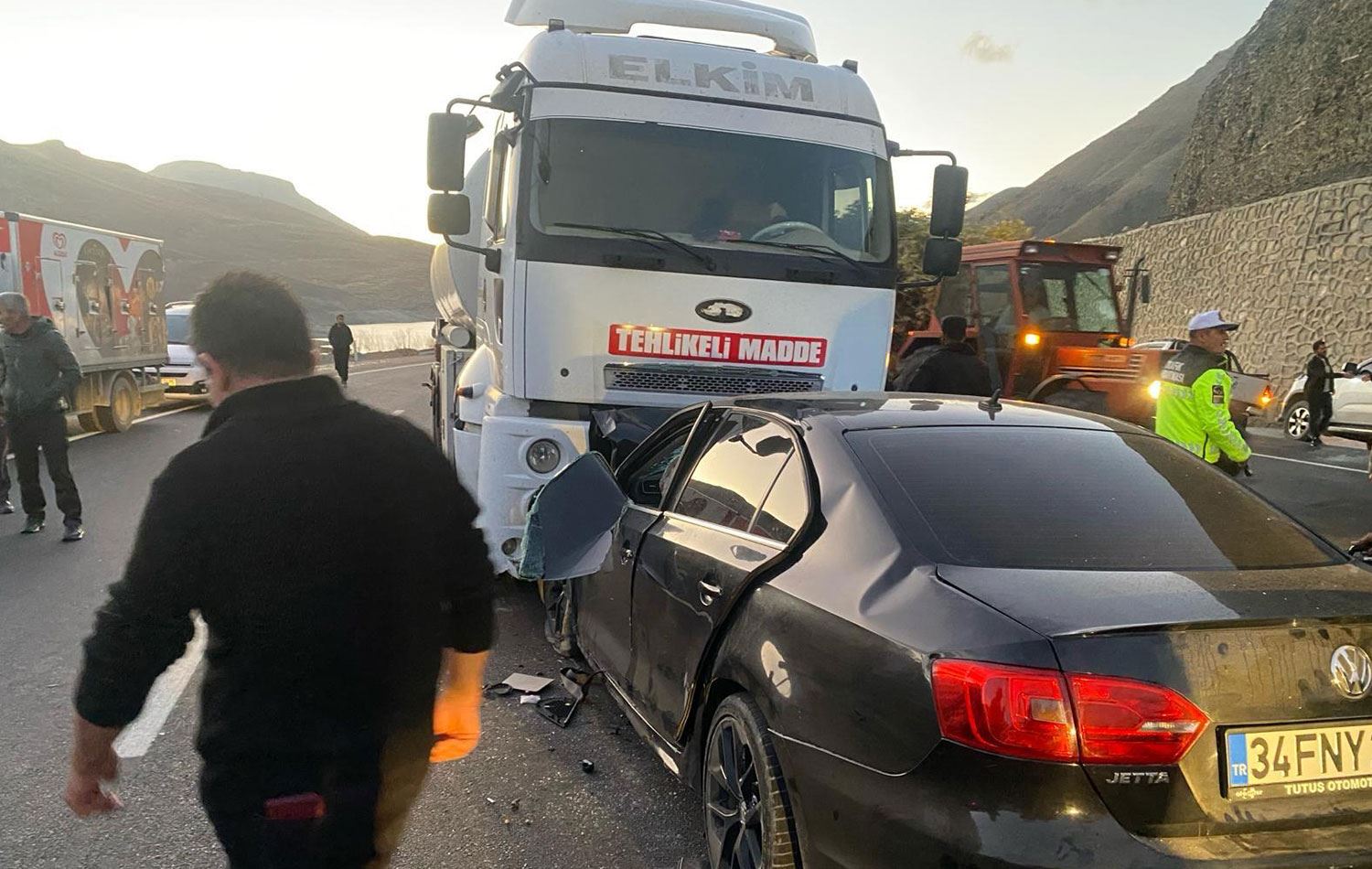 Van'ın Gürpınar ilçesinde tanker ile otomobilin çarpışması sonucu 3 kişi hayatını kaybetti. / AA