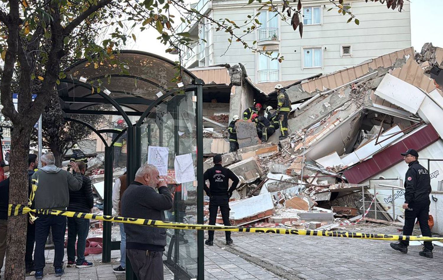 6 katlı bir bina çöktü. / AA