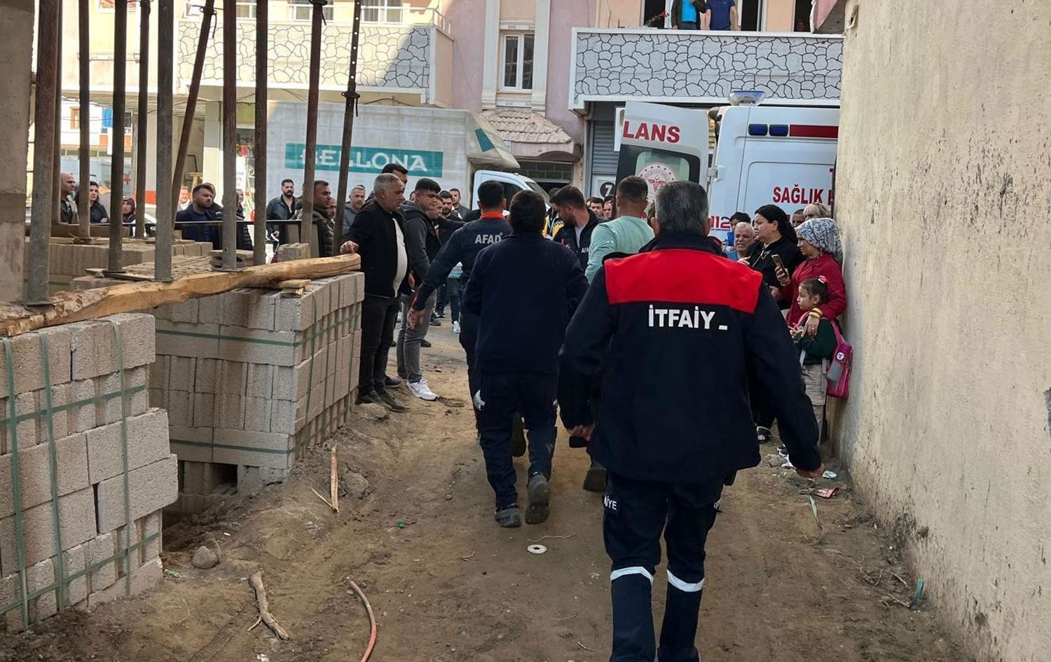 Karkerên birîndar dibin nexweşxaneyê / Wêne: AA