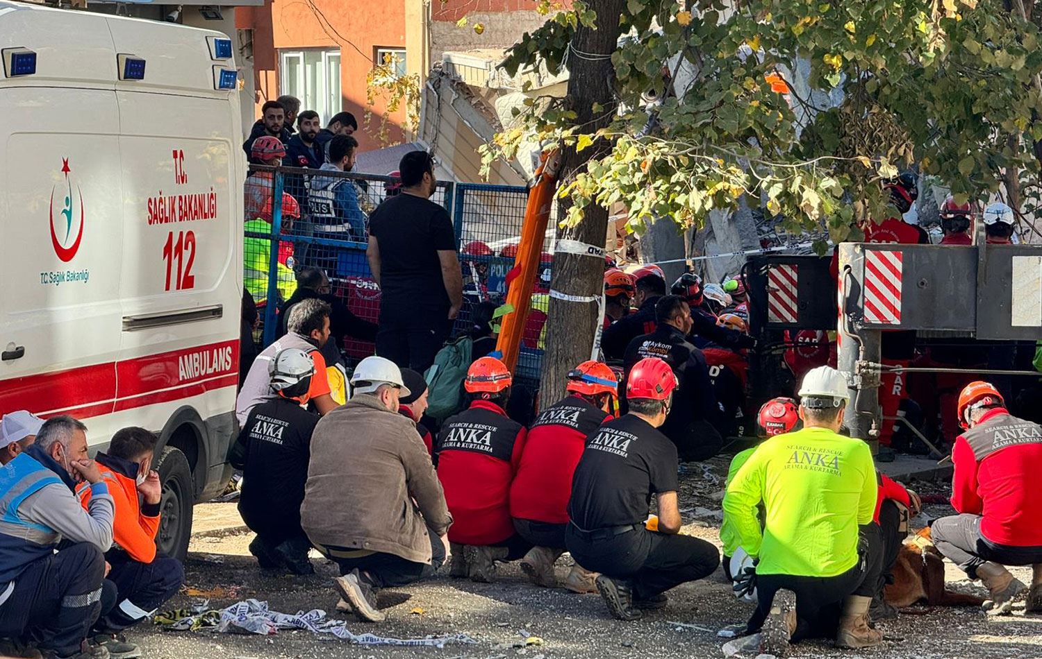 Kocaeli'nin Gebze ilçesinde çöken binada arama kurtarma çalışmalarına devam ediliyor. Ekipler, binada dinleme yaptı. Çalışmalara arama kurtarma köpekleri de dahil oldu. / AA