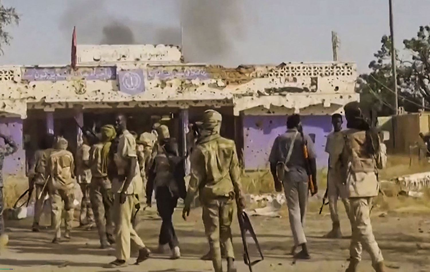 Sudan'da paramiliter Hızlı Destek Kuvvetleri'nin (HDK) Telegram hesabında 26 Ekim 2025'te yayınlanan video görüntülerinden alınan bu görüntü, Faşir sokaklarındaki HDK savaşçılarını gösteriyor. / Foto: AFP