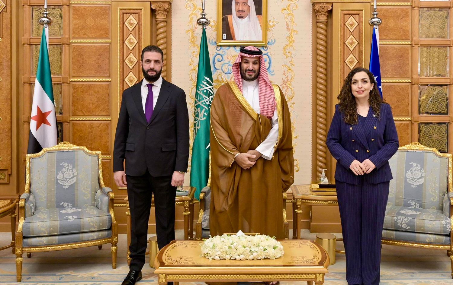 Suriye hükümeti, Kosova'yı resmen tanıdığını açıkladı. Suriye Arap Cumhuriyeti Dışişleri ve Gurbetçiler Bakanlığının, ABD merkezli X sosyal medya platformundaki hesabından yapılan açıklamada, bugün başkent Riyad'da Kosova Cumhurbaşkanı Vjosa Osmani (sağda), Suudi Arabistan Veliaht Prensi Muhammed bin Selman (ortada) ve Suriye Cumhurbaşkanı Ahmed Şara'nın (solda) katılımıyla Suriye, Suudi Arabistan ve Kosova arasında üçlü bir toplantının gerçekleştirildiği belirtildi - AA