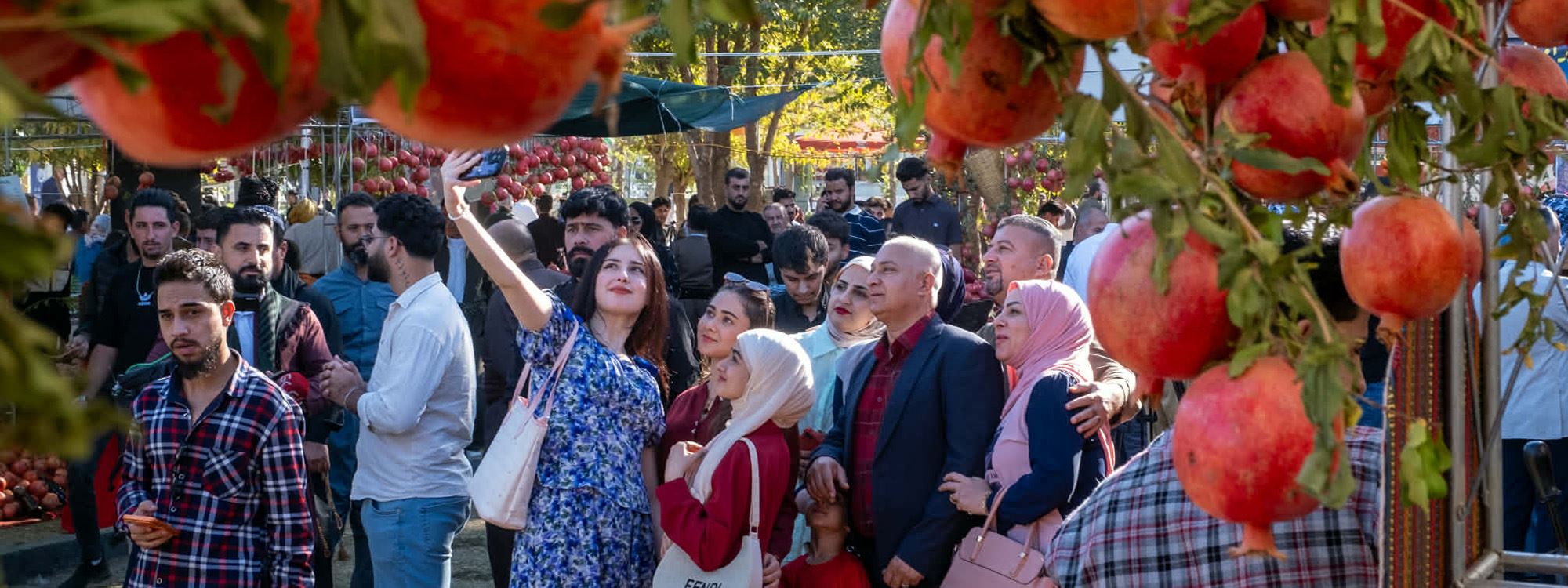 بە وێنە؛ دەیان هەزار کەس لە دووەم رۆژدا بەشداریی فێستیڤاڵی هەناری هەڵەبجەیان کرد