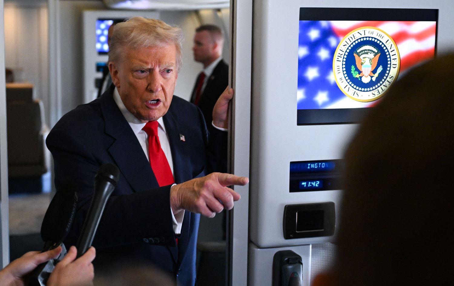 Trump pirsên rojnamegeran bersivandin / Wêne: AFP