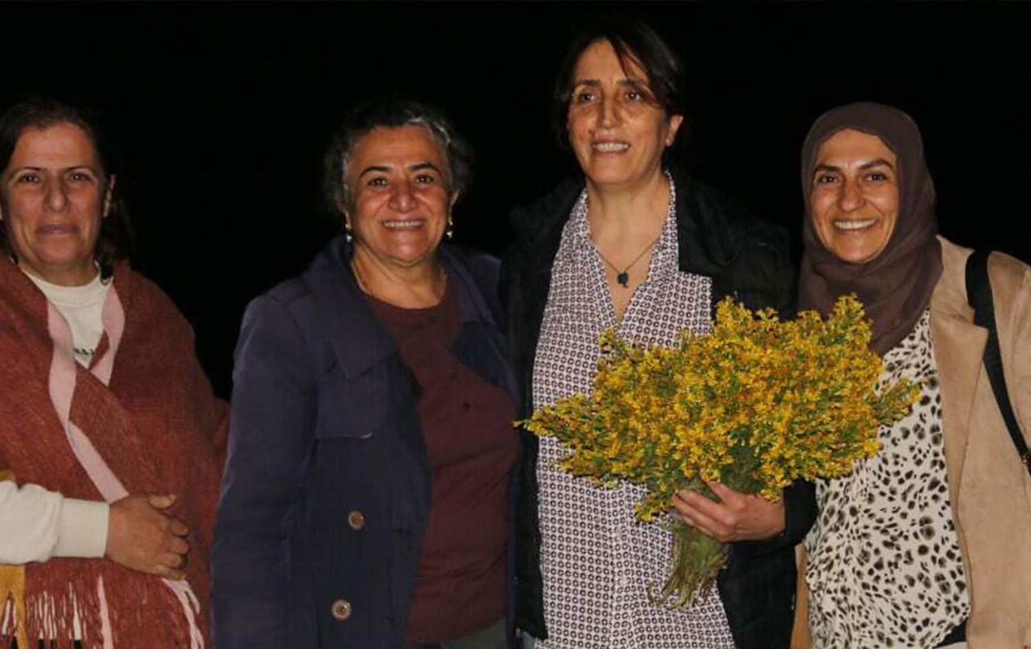 Aynur Eplî (ya ku kulîlk di destê wê de ne) hat berdan / Wêne: MA