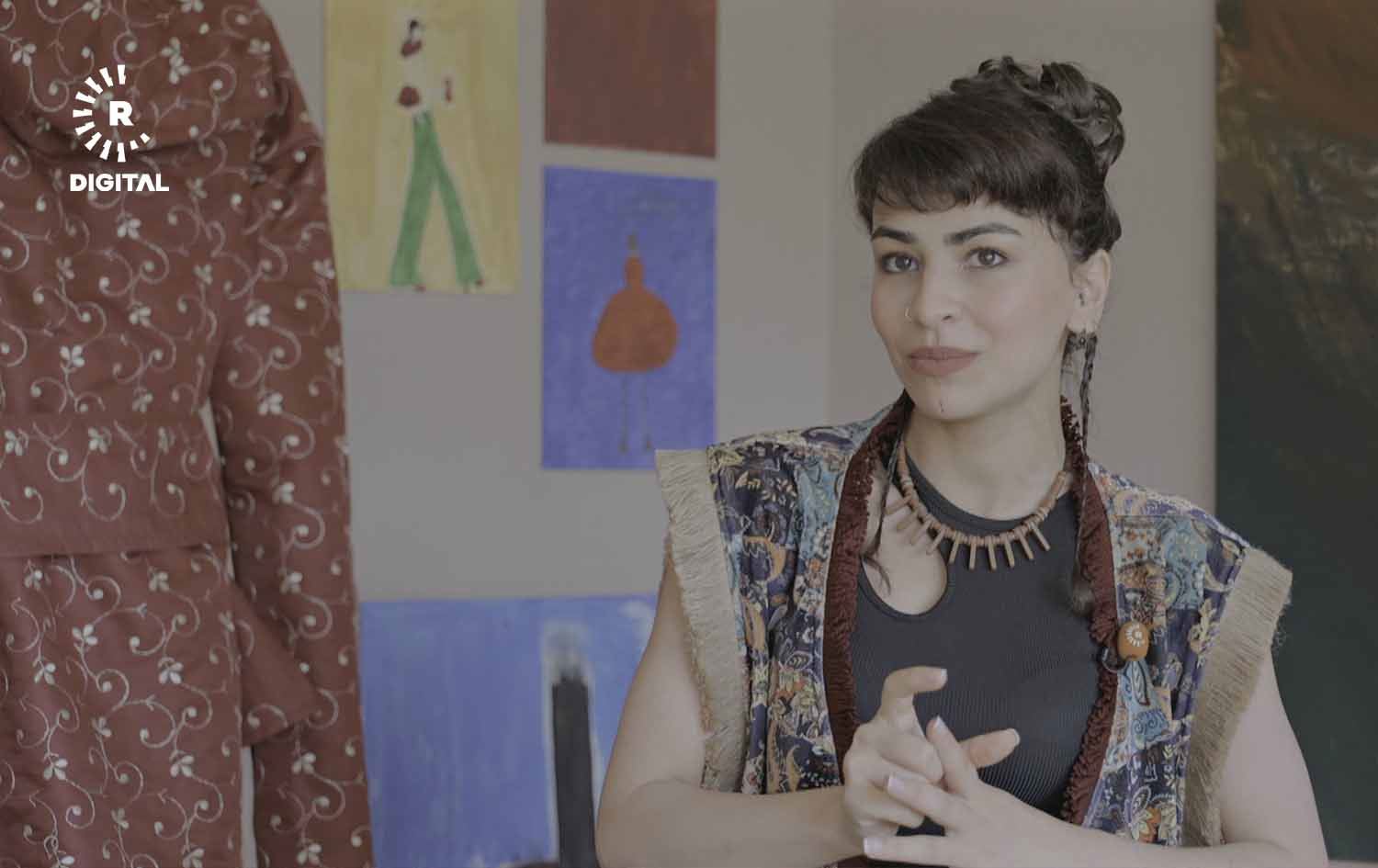 سیبەر ئەفەندی بە رەنگە تایبەتەکانی رێچکەکانی مۆدە دەشکێنێت