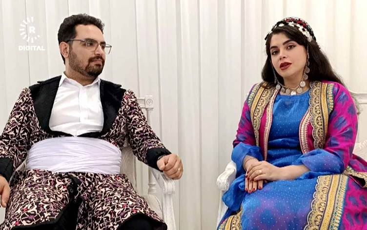 Rojhilatlı iki Kürt sanatçı çift, Sorani ve Lur lehçelerini harmanlayarak müzik yapıyor, farklı lehçelerde şarkılar seslendiriyor