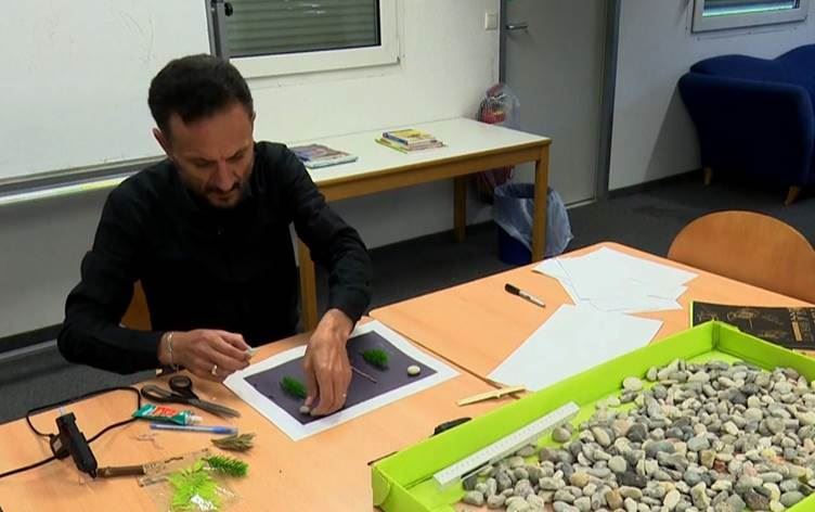 Diş hekimi Wijdan Reşid, küçük taşları kullanarak benzersiz sanat eserleri yaratıyor. 