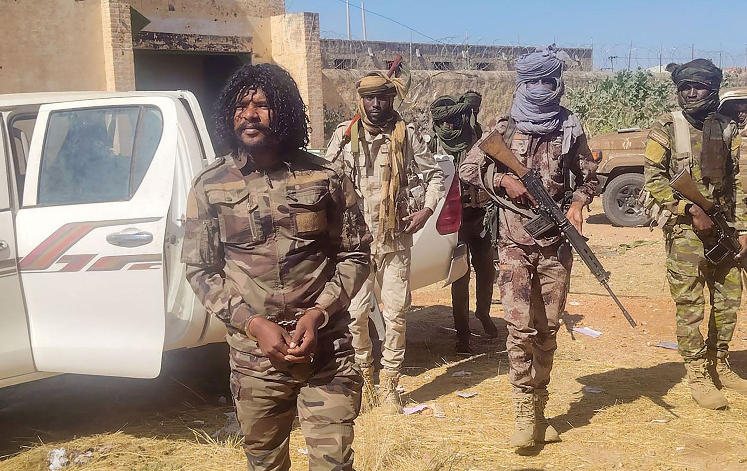 RSF üyeleri Sudan'ın Darfur bölgesindeki El-Facher'de 2 bin kişiyi öldürdüğünü söyleyen Ebu Lulu lakaplı Fatih Abdullah'ı gözaltına aldı Foto:AFP