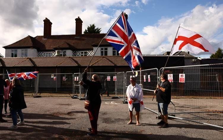 Sığınmacıların kaldığı otel önünde protesto düzenleyen bir grup Foto: AFP
