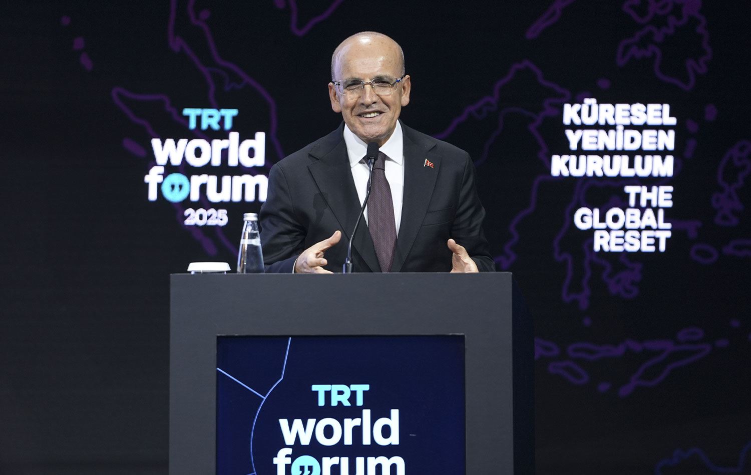 Bakan Mehmet Şimşek, 'Küresel Yeniden Kurulum: Eski Düzenden Yeni Gerçeklere' temasıyla düzenlenen TRT World Forum 2025'e katılarak konuşma yaptı. / AA