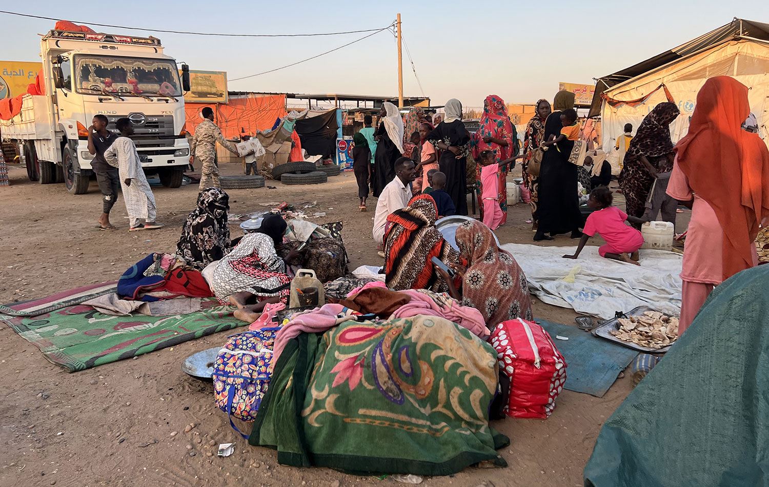 Faşir'den kaçanlar Sudan'ın Kuzey Eyaleti'ndeki El Dabbah'ta yaşam mücadeledi veriyor. / AA