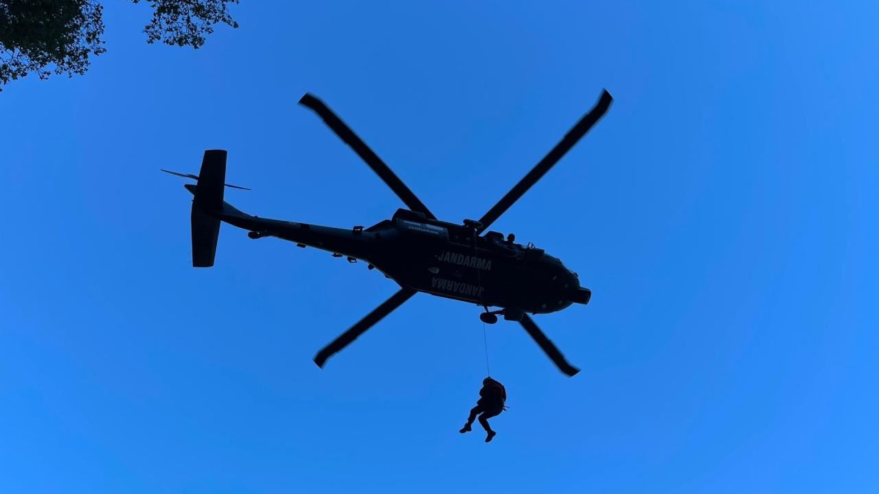 Antalya'da dağlık alanda mahsur kalan turist kurtarıldı