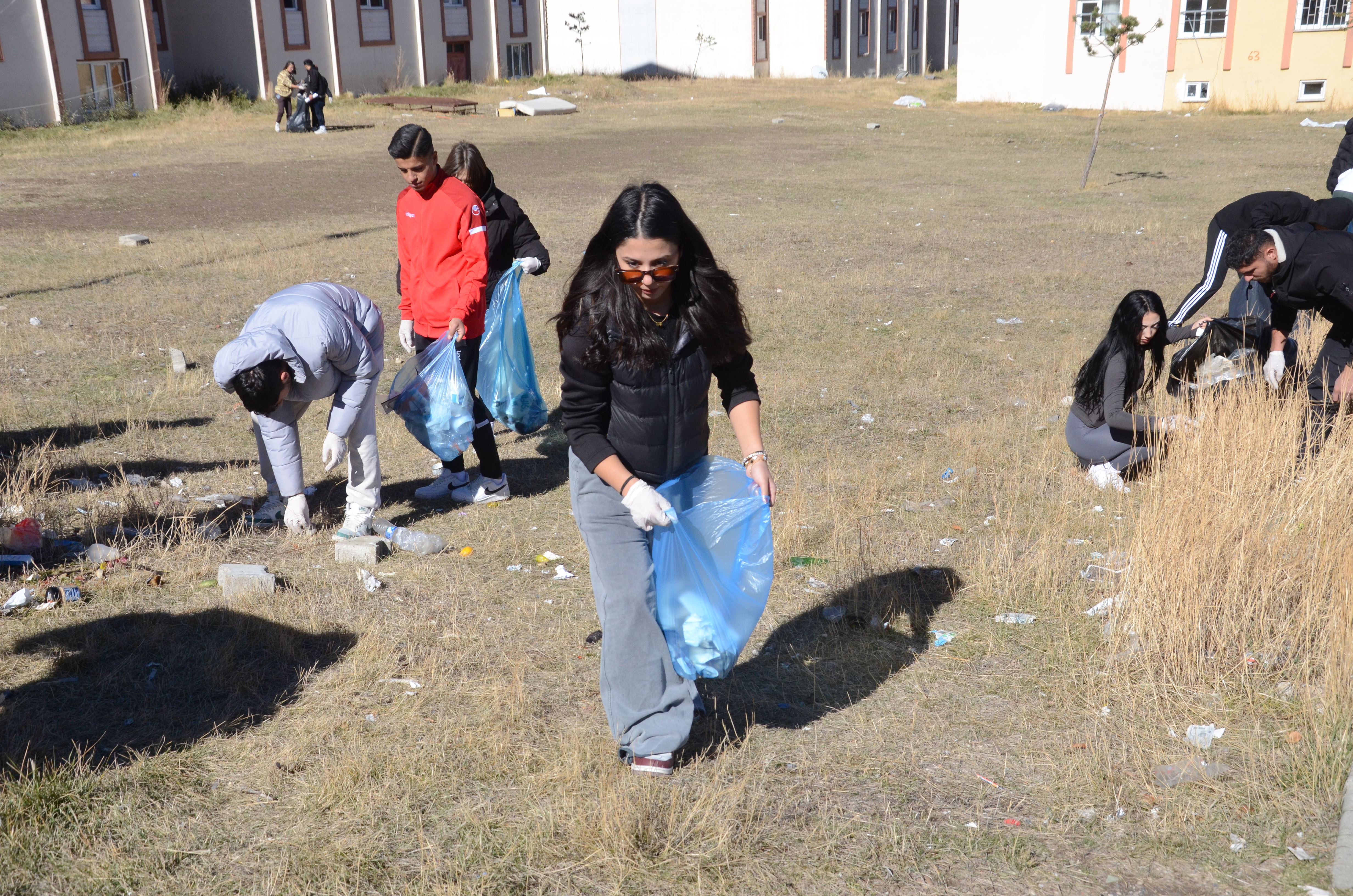 Kars’ta ‘Temiz çevre sağlıklı nesil’ projesiyle öğrenciler çöp topladı