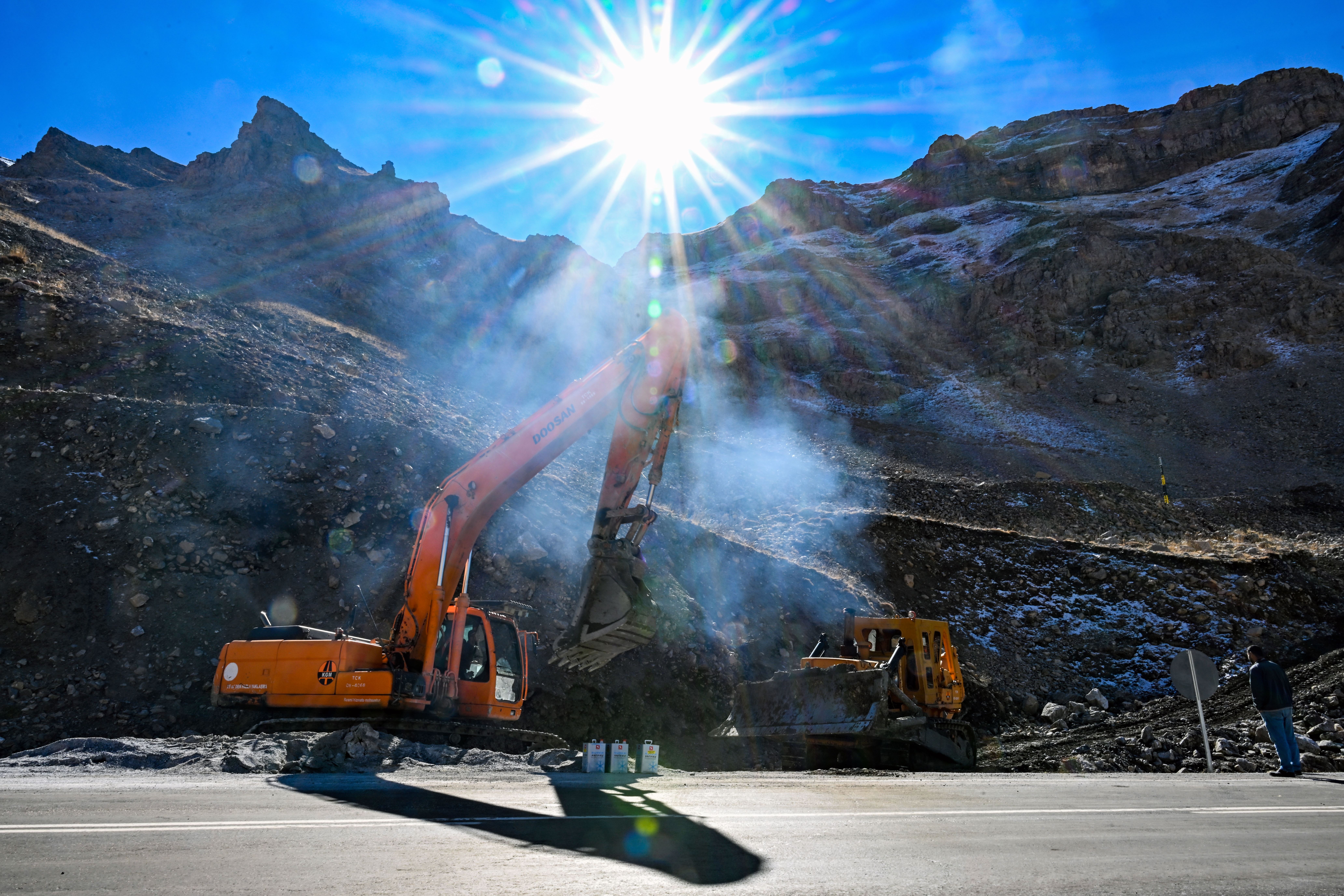 Van-Bahçesaray kara yolundaki çığ yataklarına ‘palyeli’ önlem