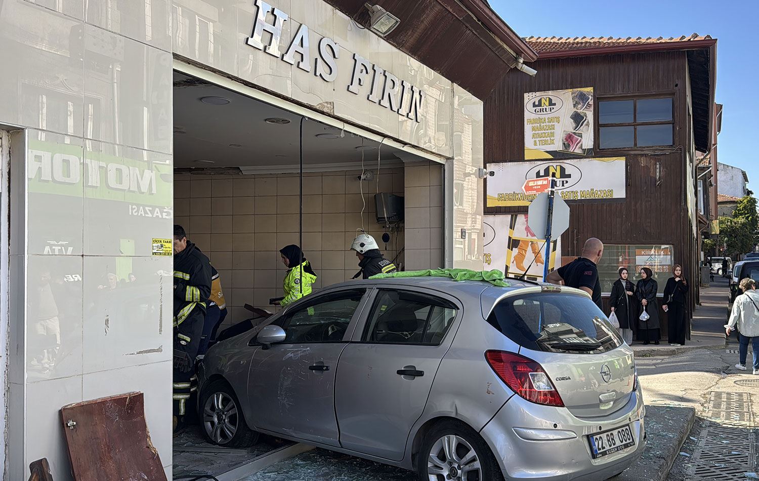 Edirne'de otomobilin ekmek fırınına girdiği kazada 4 kişi yaralandı. / AA