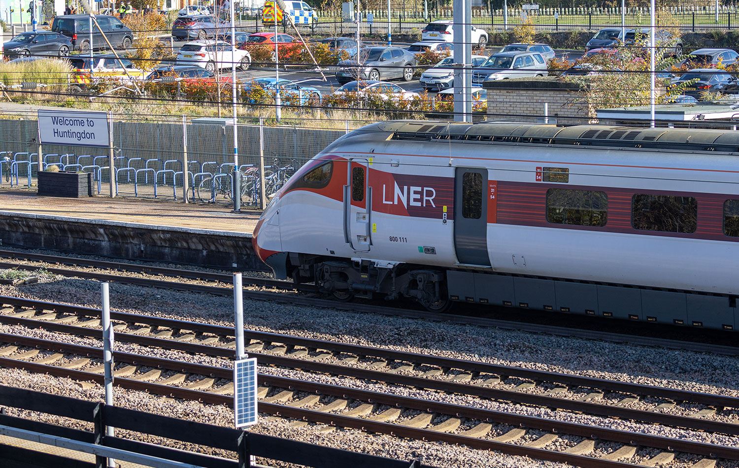 Saldırının ardından ekipler, Huntingdon tren istasyonunda çalışmalarını sürdürdü. / AA