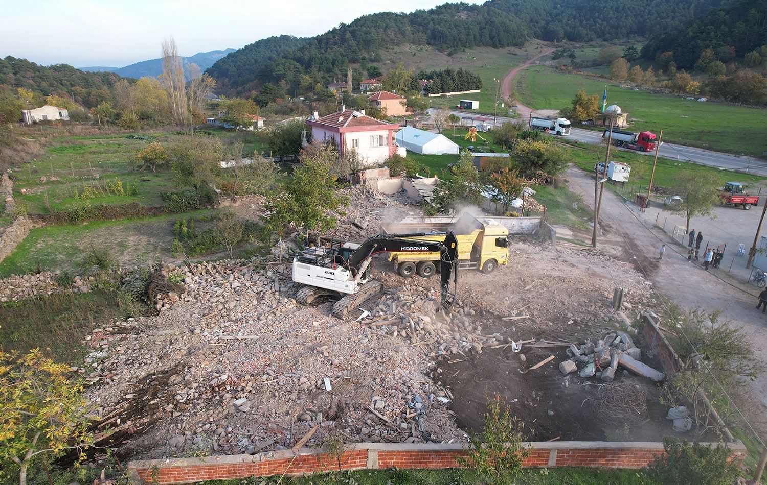 Sındırgı'da ağır hasarlı binalar yıkılıyor. / AA