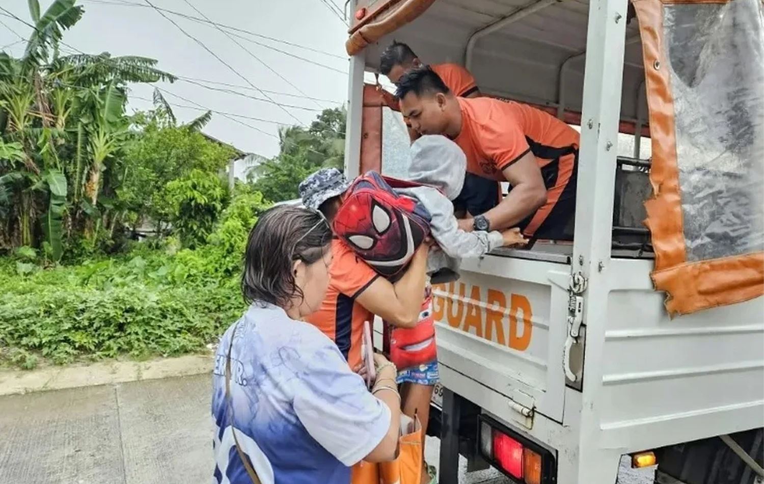 Filipinler'de yaklaşan tayfun nedeniyle on binlerce kişi tahliye edildi