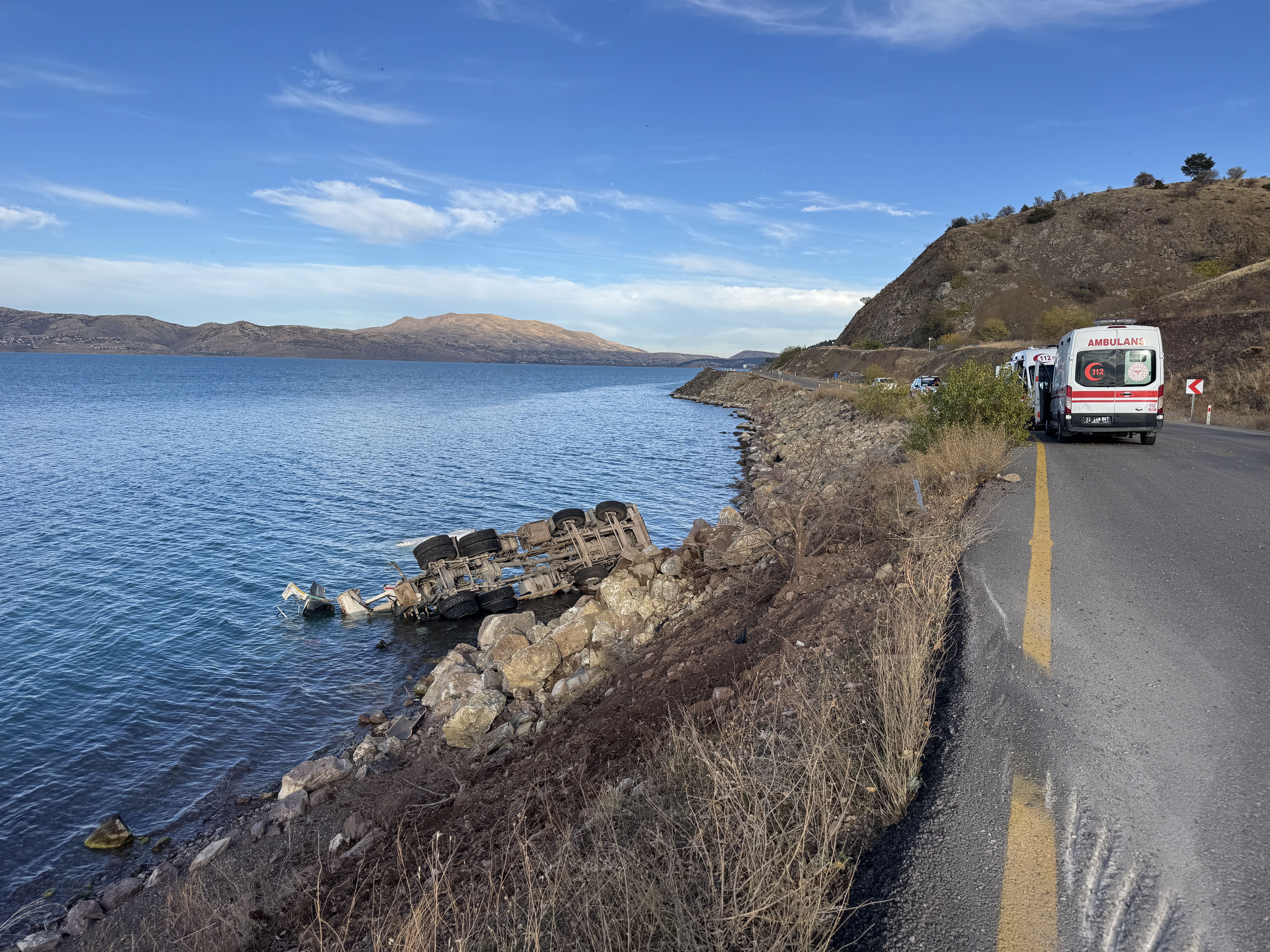 Elazığ'da göle devrilen beton mikserinin sürücüsü yaralandı