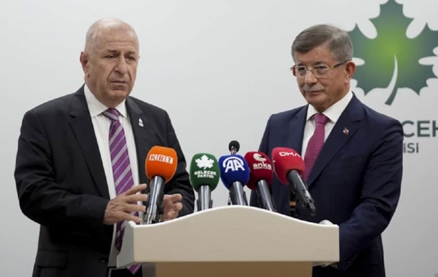 Ümit Özdağ (solda) ve Ahmet  Davutoğlu /  Foto: Arşiv