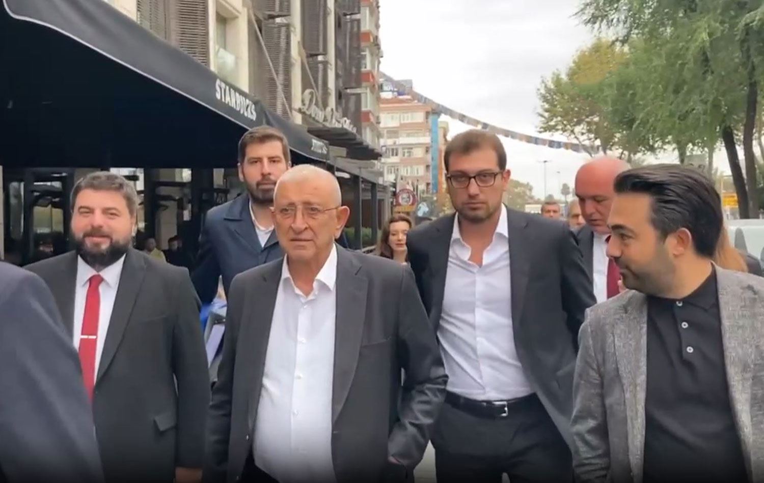 Ekrem İmamoğlu'nun babası babası Hasan İmamoğlu (önde ortada) ile oğlu Selim İmamoğlu (arkada sağda) / Video alıntısı