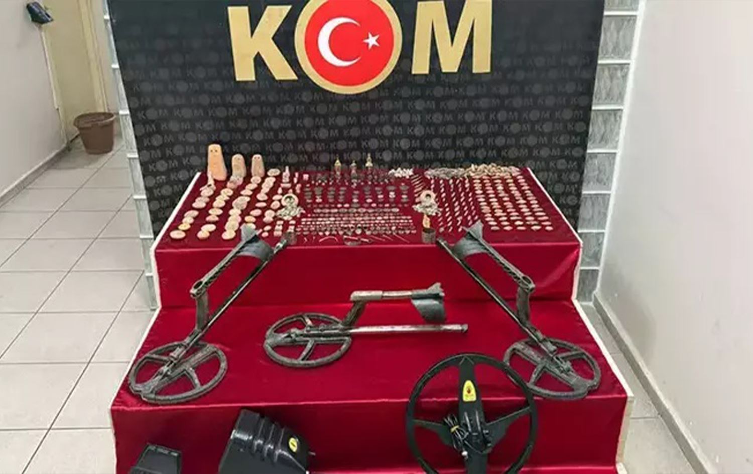 İzmir’deki operasyonda 1142 adet tarihi eser ele geçirildi