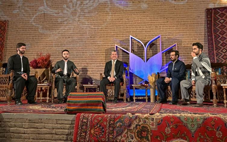 Mesrûr Barzanî bi ciwanan re rûnişt / Wêne: Rûdaw