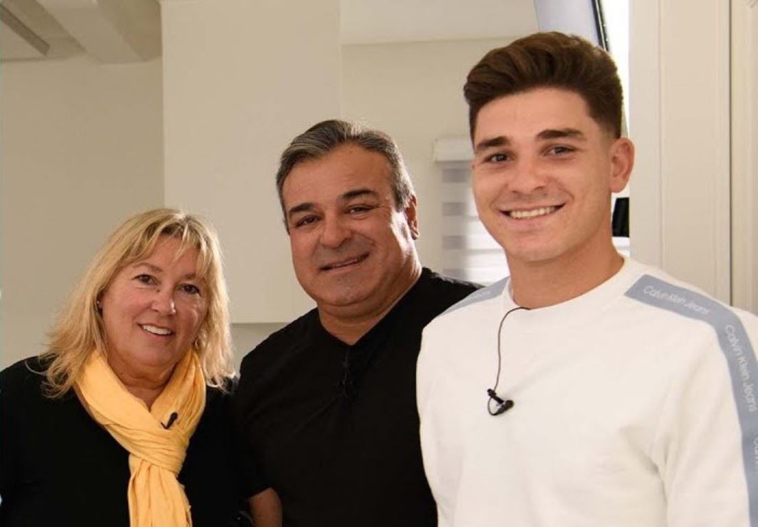 جولیان ئەلڤارێز لەگەڵ دایک و باوکی