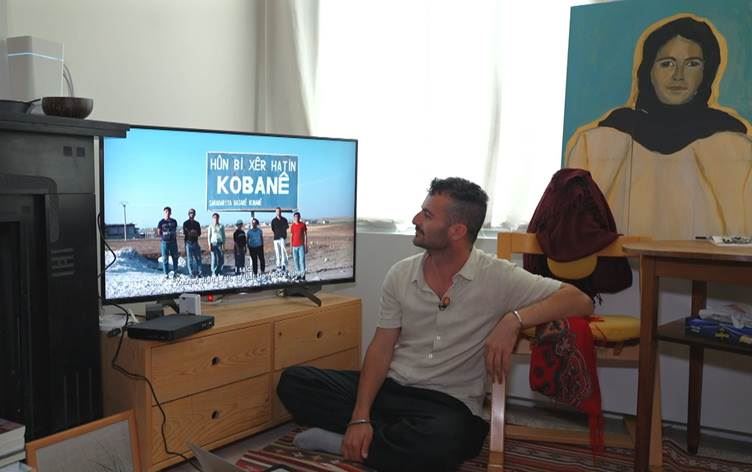 Kürt tiyatrocu İsmail Mamo, gezici sinema projesini Kobani'ye taşıdı.