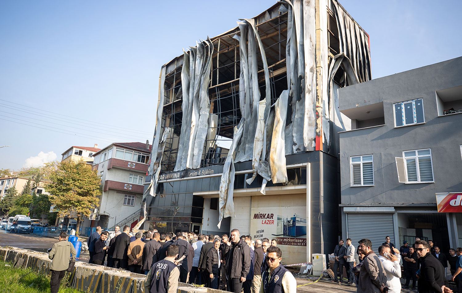 Kocaeli'nin Dilovası ilçesinde kozmetik fabrikasında çıkan yangında 6 kişi hayatını kaybetti. / AA