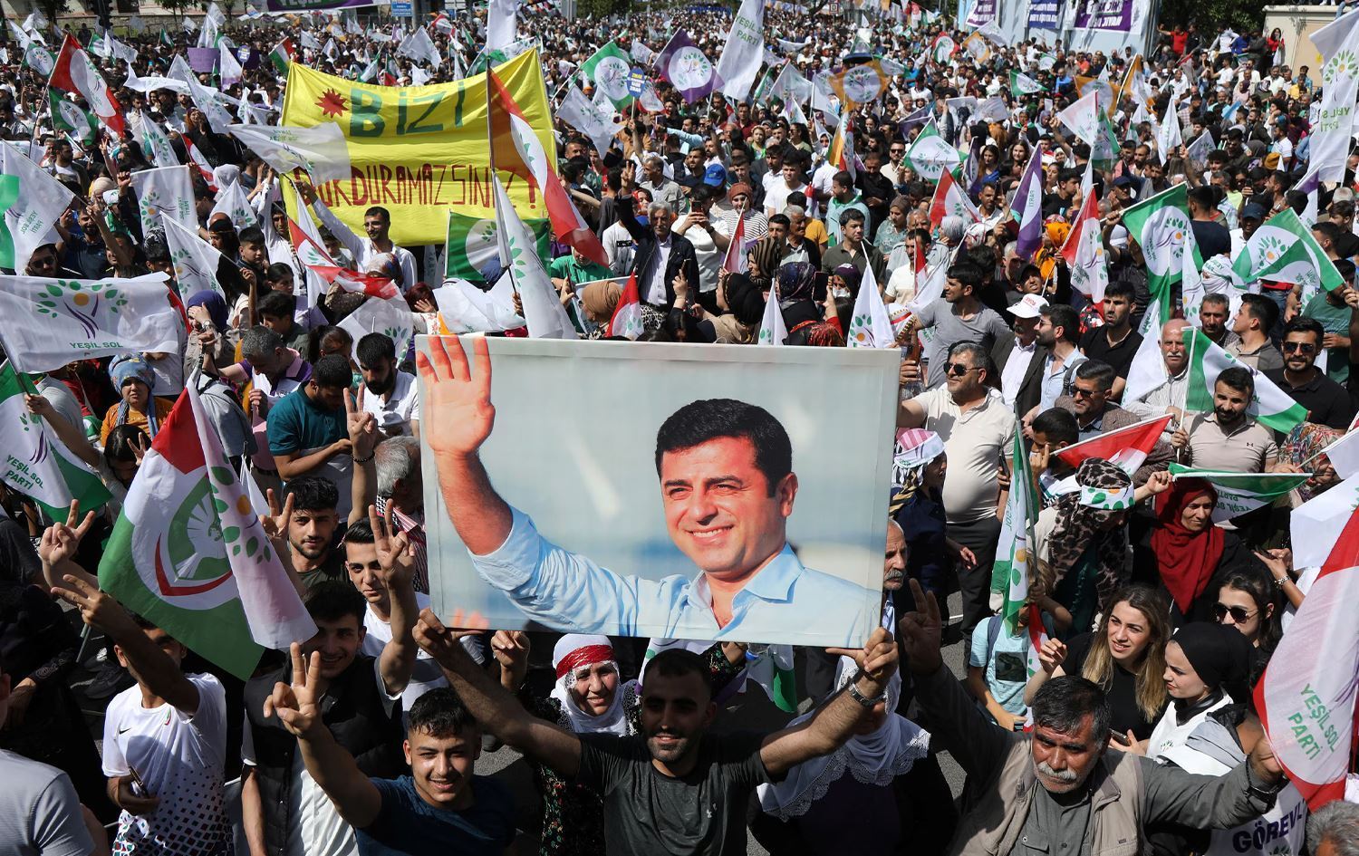 Kesekî wêneyê Selahattîn Demîrtaş rakiriye / Wêne: Reuters