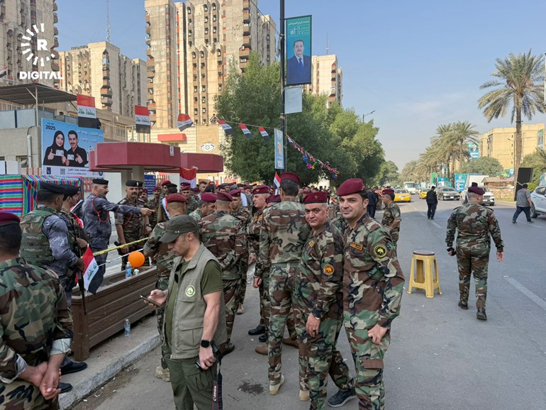 ژمارەیەک لە هێزە ئەمنییەکان لە چاوەڕوانیدان بۆئەوەی دەنگ بدەن. وێنە: رووداو