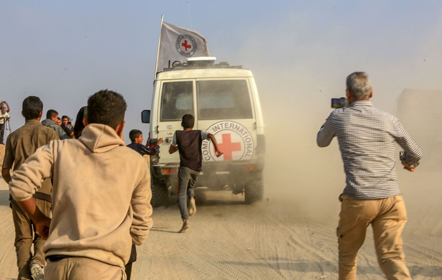 Hamas, 2014'te esir alınan İsrailli asker Hadar Goldin'e ait olduğu bildirilen ceset kalıntılarını Uluslararası Kızılhaç Örgütü heyetine teslim etti. / AA