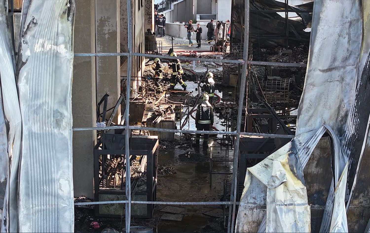 Kocaeli'nin Dilovası ilçesinde 6 kişinin hayatını kaybettiği, 7 kişinin yaralandığı yangına ilişkin 8 zanlı daha gözaltına alındı. Böylece soruşturmada gözaltına alınanların sayısı 11'e yükseldi.