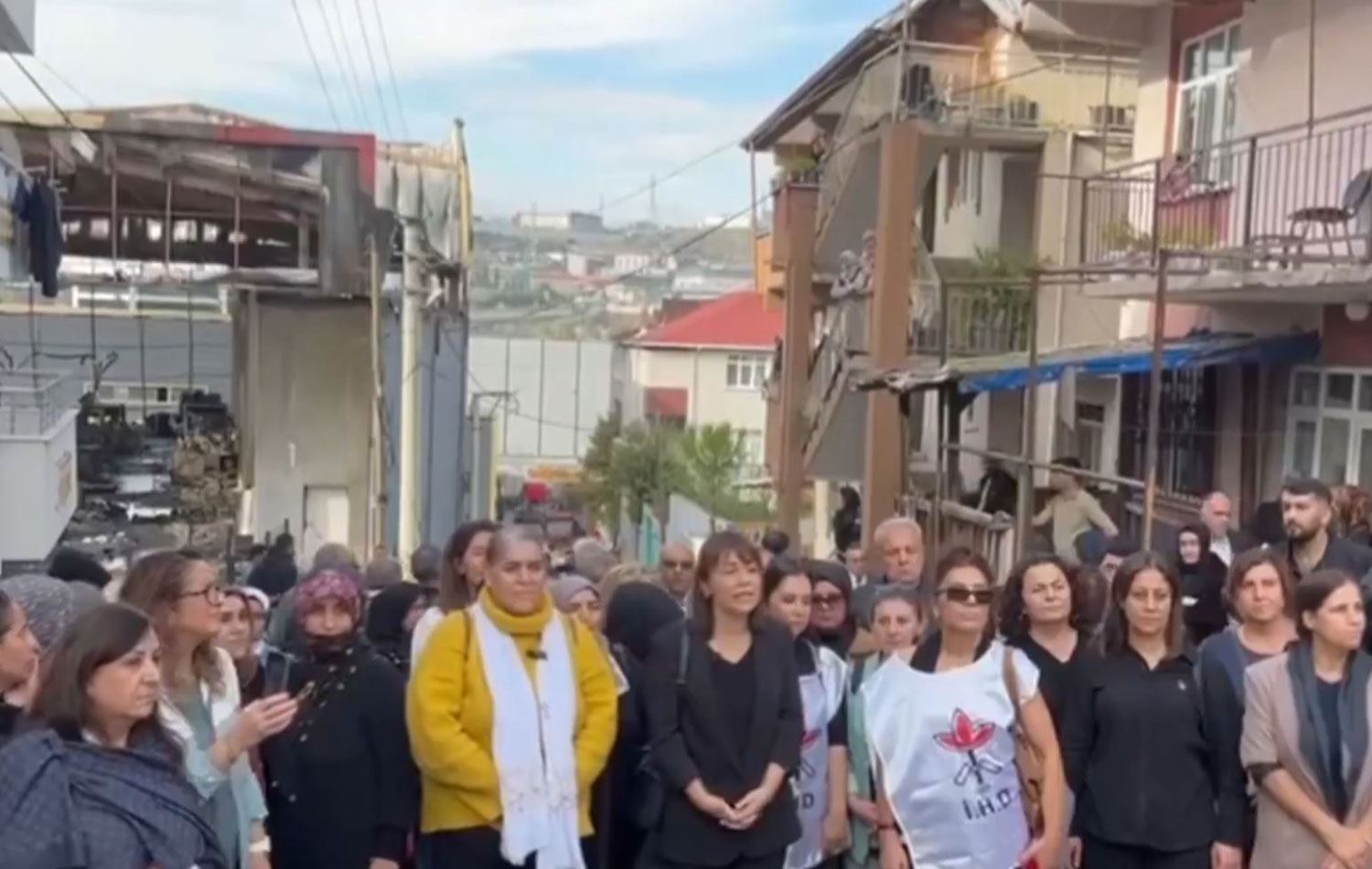 DEM Parti yangın çıkan tesisin önünde açıklama yaptı. / Video alıntısı