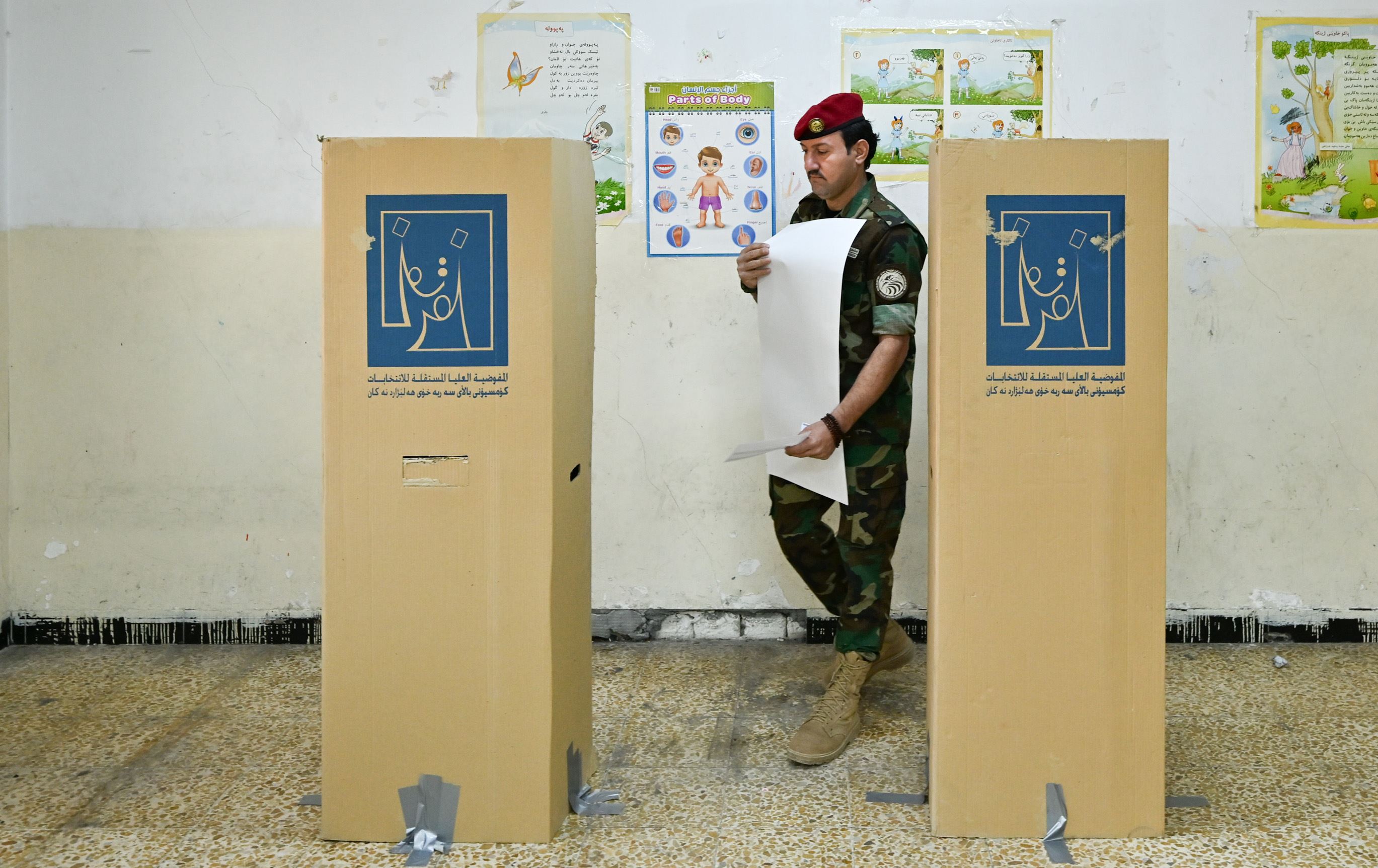 پێشمەرگەیەک لە بنکەیەکی هەولێر دەنگ دەدات بۆ هەڵبژاردنی پەرلەمانی عێراق 2025. وێنە: بڵند تاهیر - رووداو