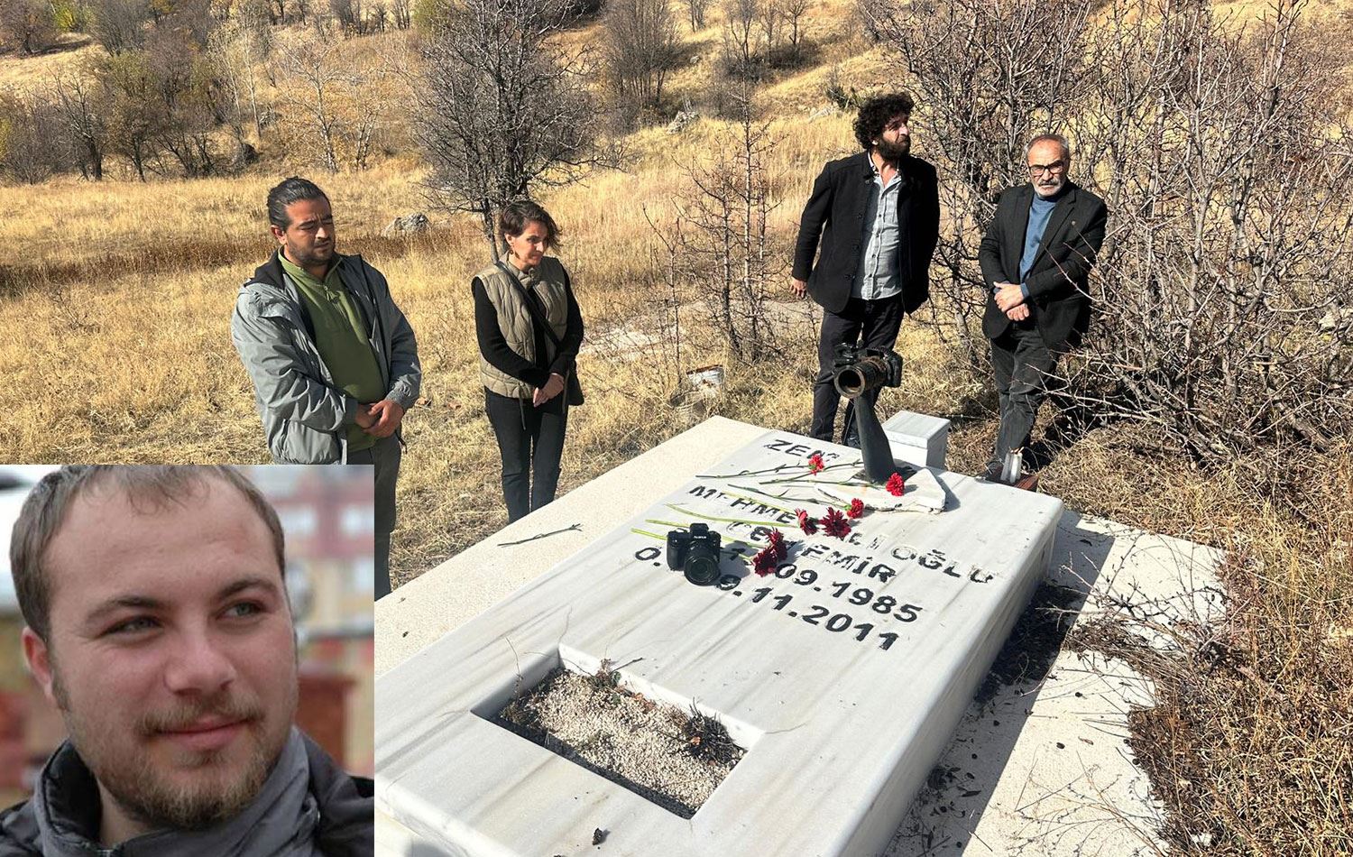 Van depreminde hayatını kaybeden gazeteci Cem Emir mezarı başında anıldı. / Foto: Ali Haydar Gözlü / Rûdaw