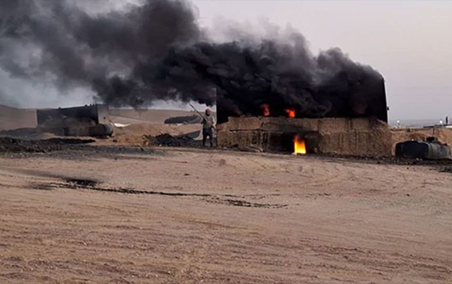 Özerk Yönetim, Deyrezor'daki çevreyi kirleten petrol rafinerilerini çöle taşıyor