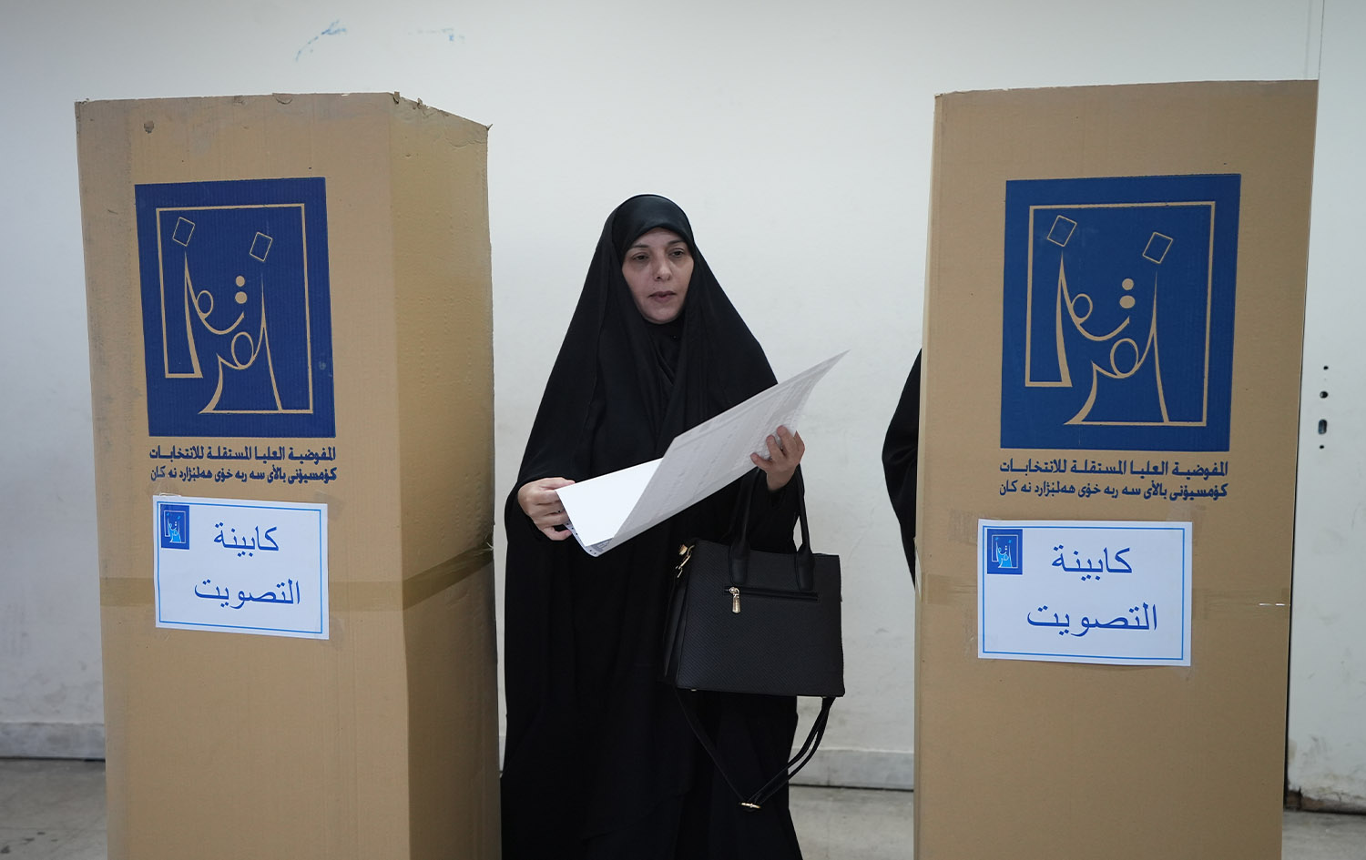 دەنگدەرێک لە بنکەیەکی دەنگدان لە بەغدا دەنگ دەدات. وێنە: AA