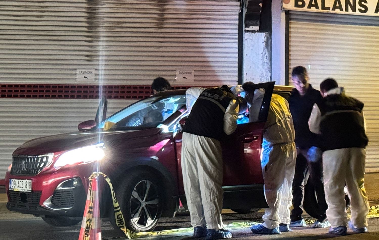 Polis ekipleri olay yerinde inceleme yaptı. / Foto: AA