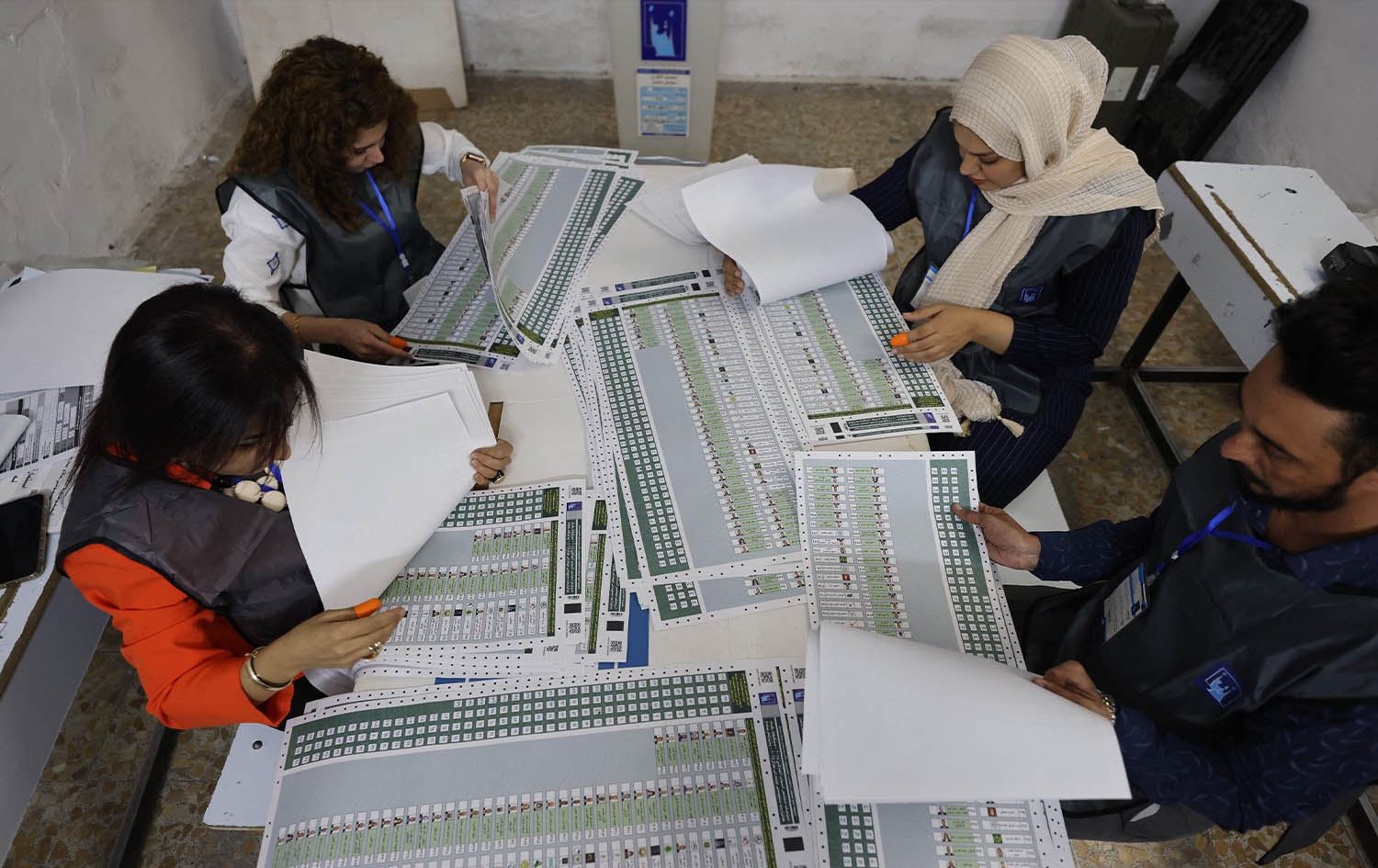 جیاکردنەوەی دەنگەکان لە بنکەیەکی دەنگدان لە بەغدا. وێنە: AFP