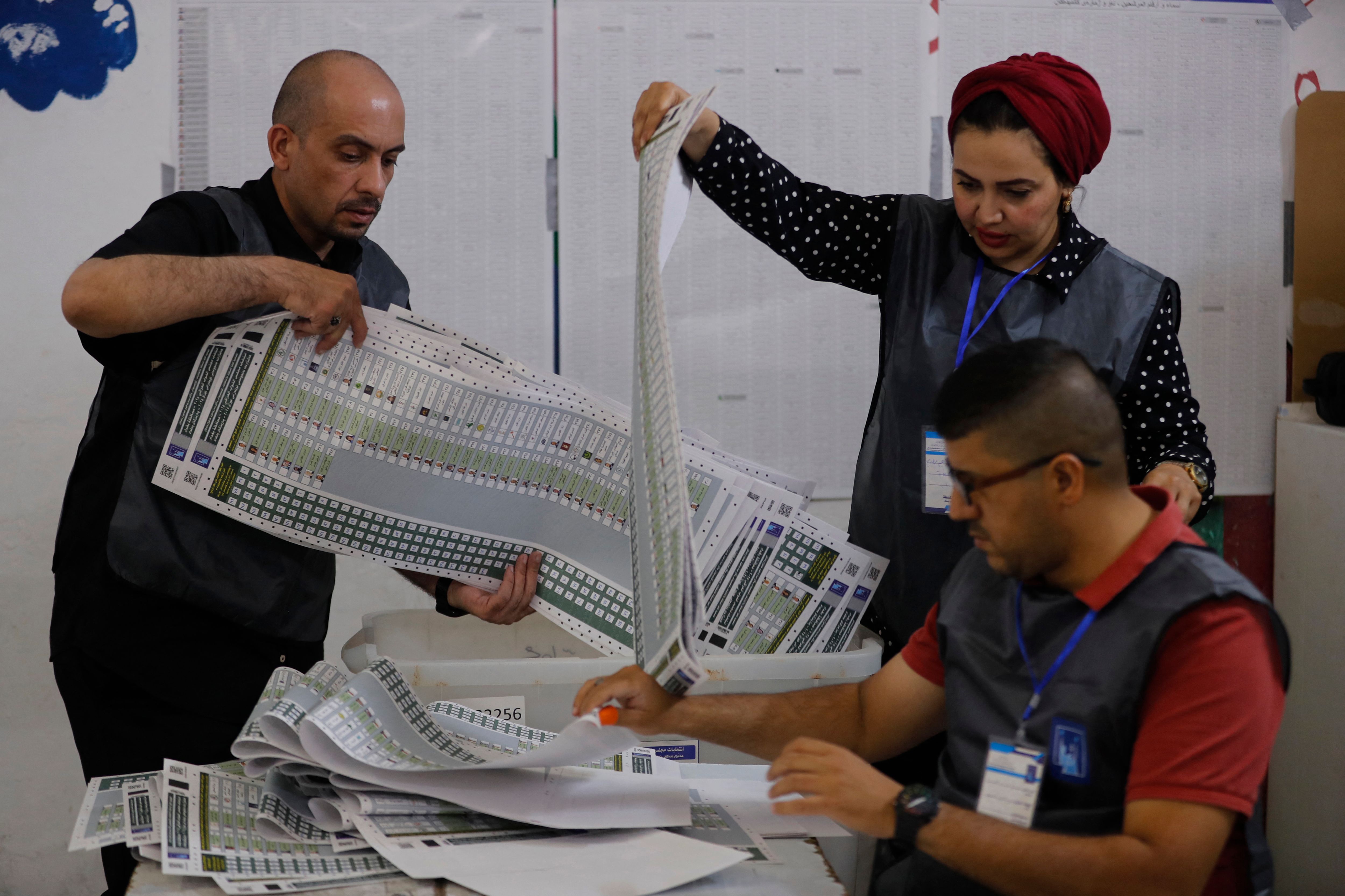 جیاکردنەوەی دەنگەکان لە بنکەیەکی دەنگدان لە بەغدا. وێنە: AFP