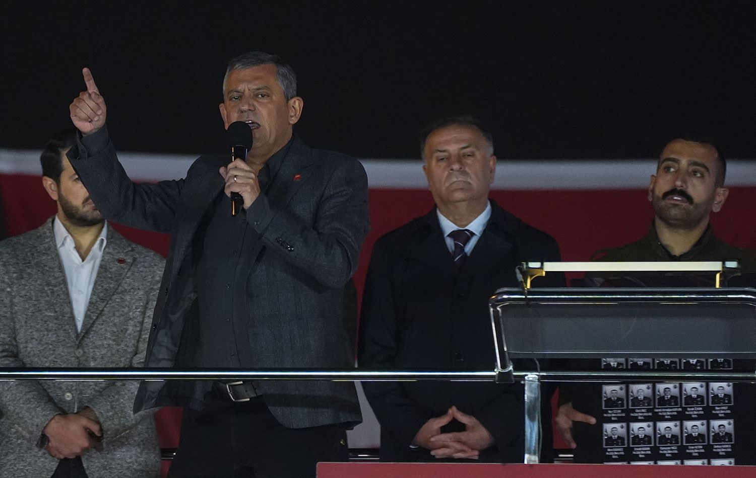 CHP Genel Başkanı Özgür Özel, Sultanbeyli Meydanı'nda "Millet iradesine sahip çıkıyor" sloganıyla düzenlenen mitingine katılarak konuşma yaptı. / AA