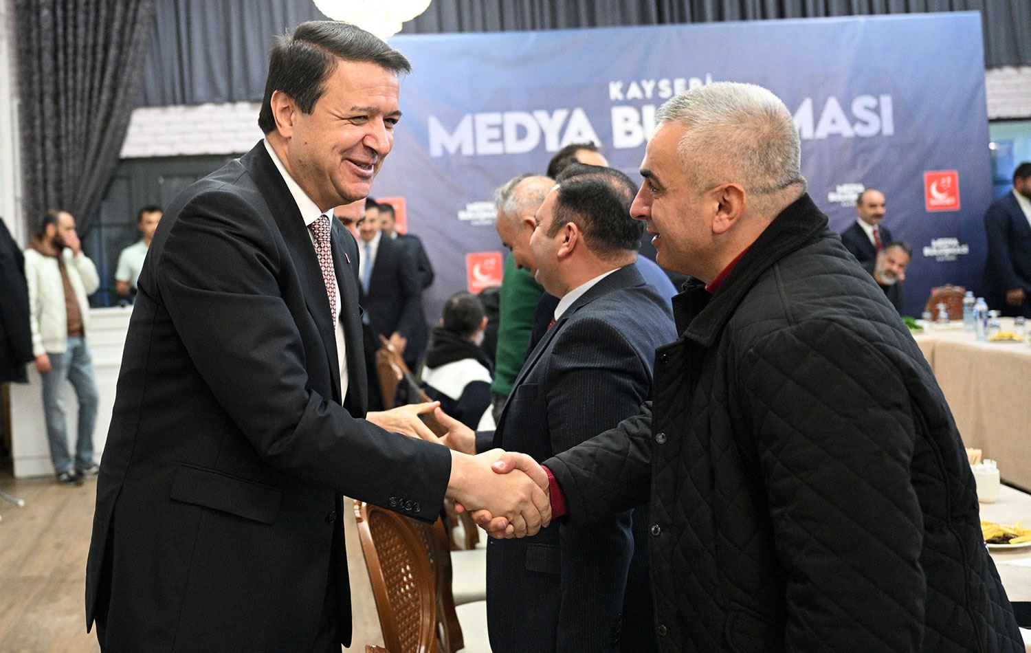 Saadet Partisi Genel Başkanı Mahmut Arıkan, Kayseri'de bir restoranda gazetecilerle bir araya geldi. / AA