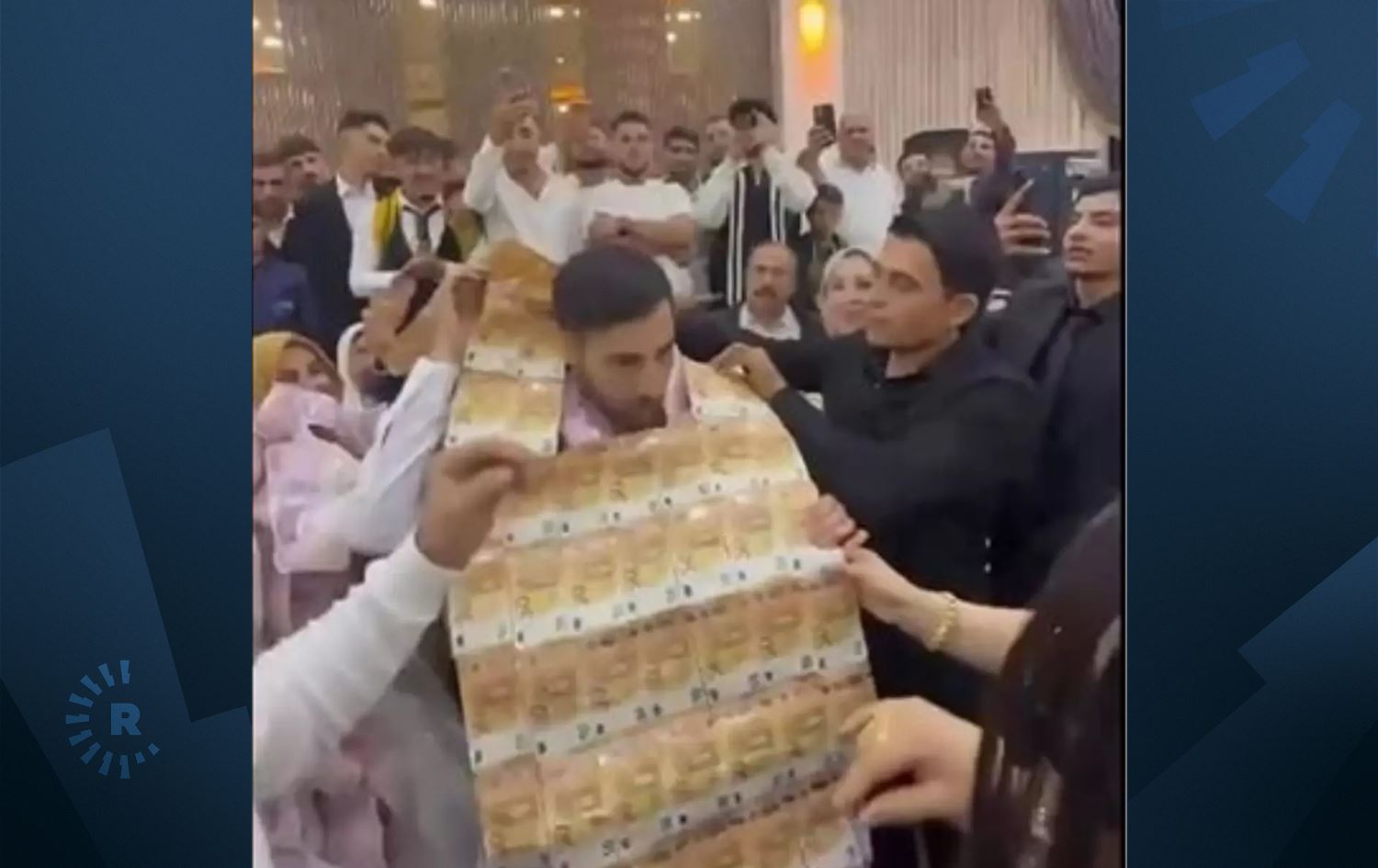 Düğünde para yağmuru: Gelin ve damat adeta banknotla kaplandı  