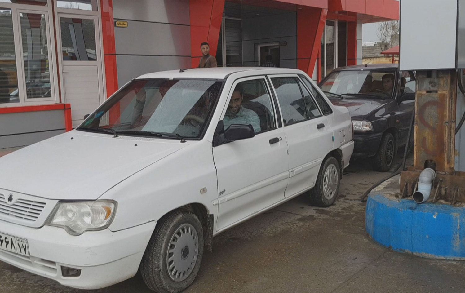 حکومەتی ئێران پلان دادەنێت نرخی بەنزین گران بکات