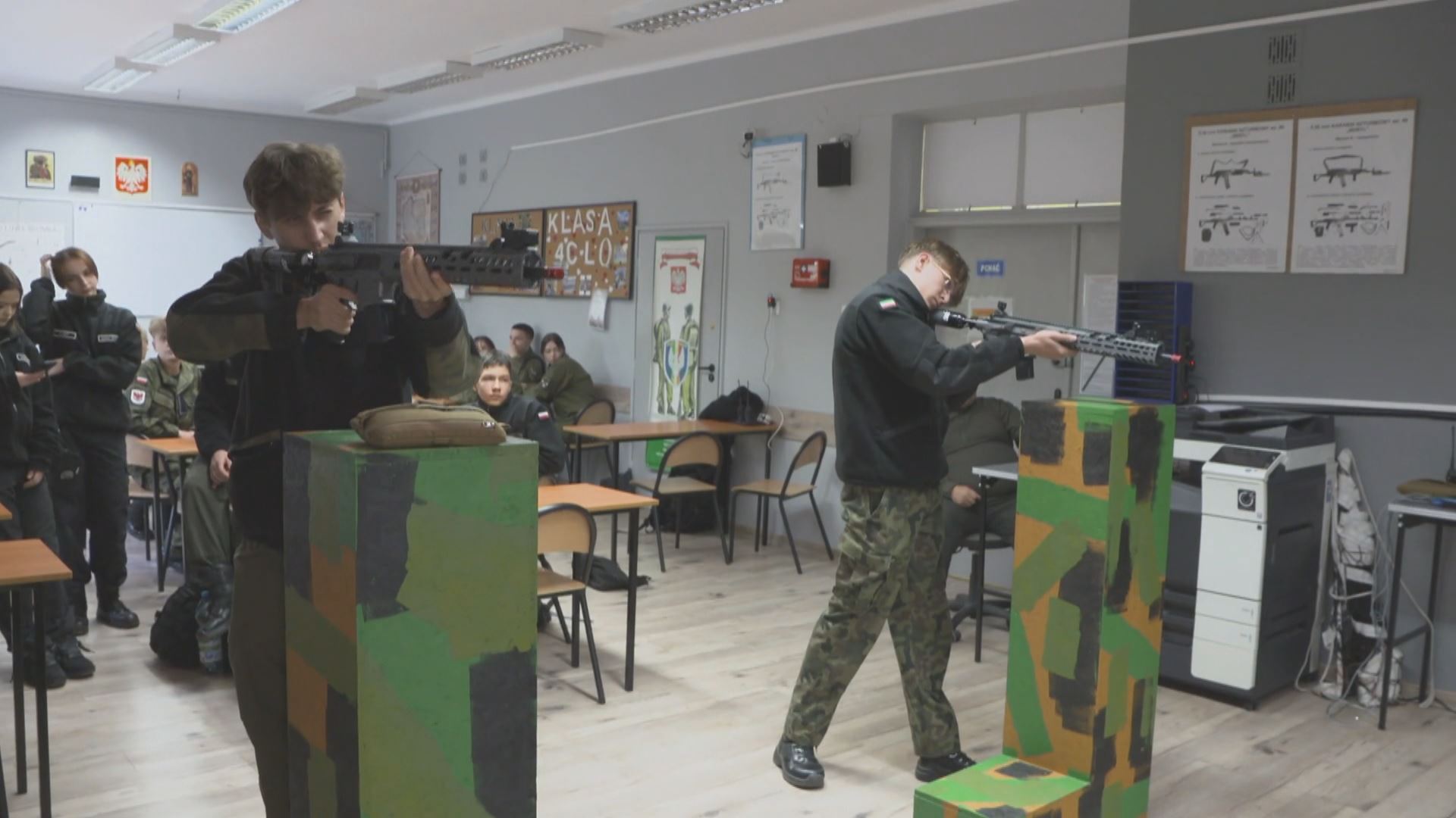 ڤیدیۆ.. لە پۆڵەندا مێرمنداڵان فێری بەکارهێنانی چەک دەکرێن